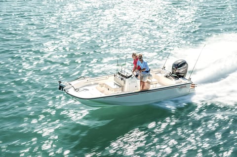 Boston Whaler 170 Montauk center console boat