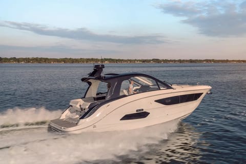Sea Ray Sundancer 370 cruiser boat