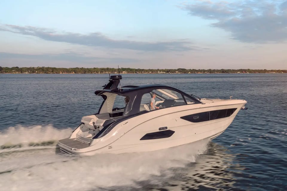 Sea Ray Sundancer 370 cruiser boat